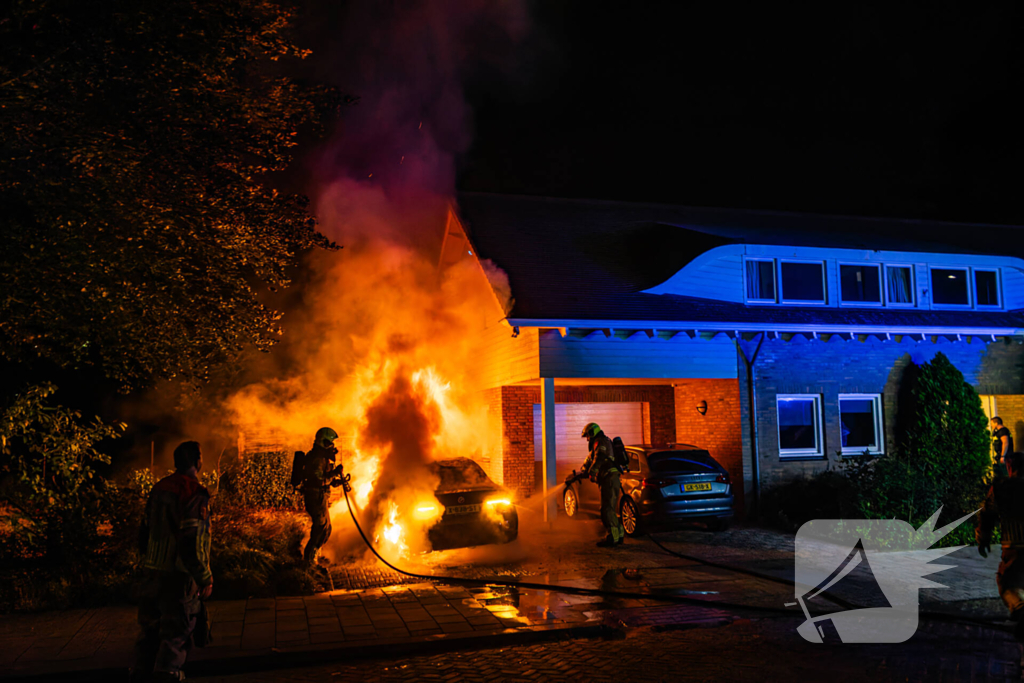 Brand in auto naast woning geblust