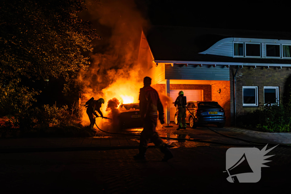 Brand in auto naast woning geblust