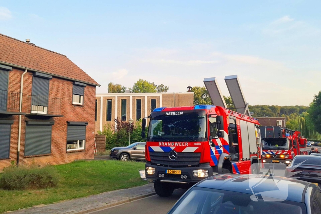 Brandweer sloopt muur om bij brandhaard te komen