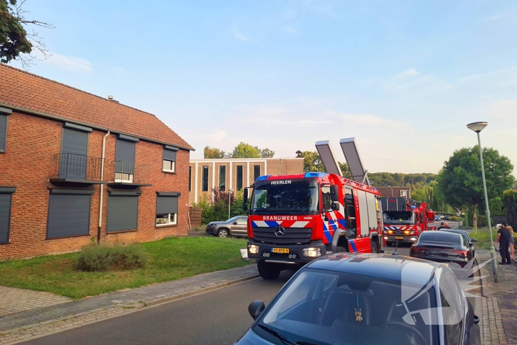 Brandweer sloopt muur om bij brandhaard te komen