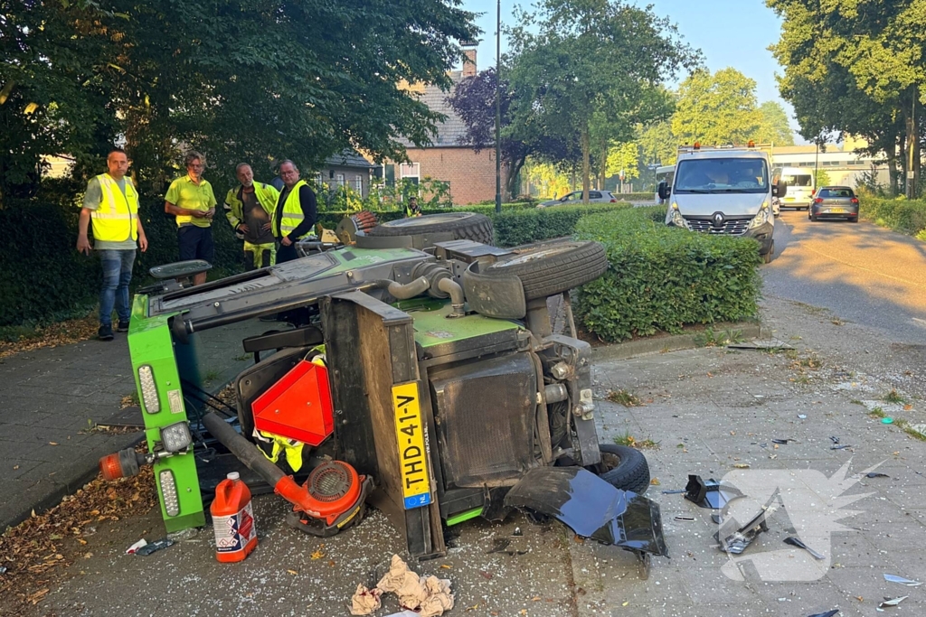 Botsing tussen maaier en bestelbus leidt tot ongeval