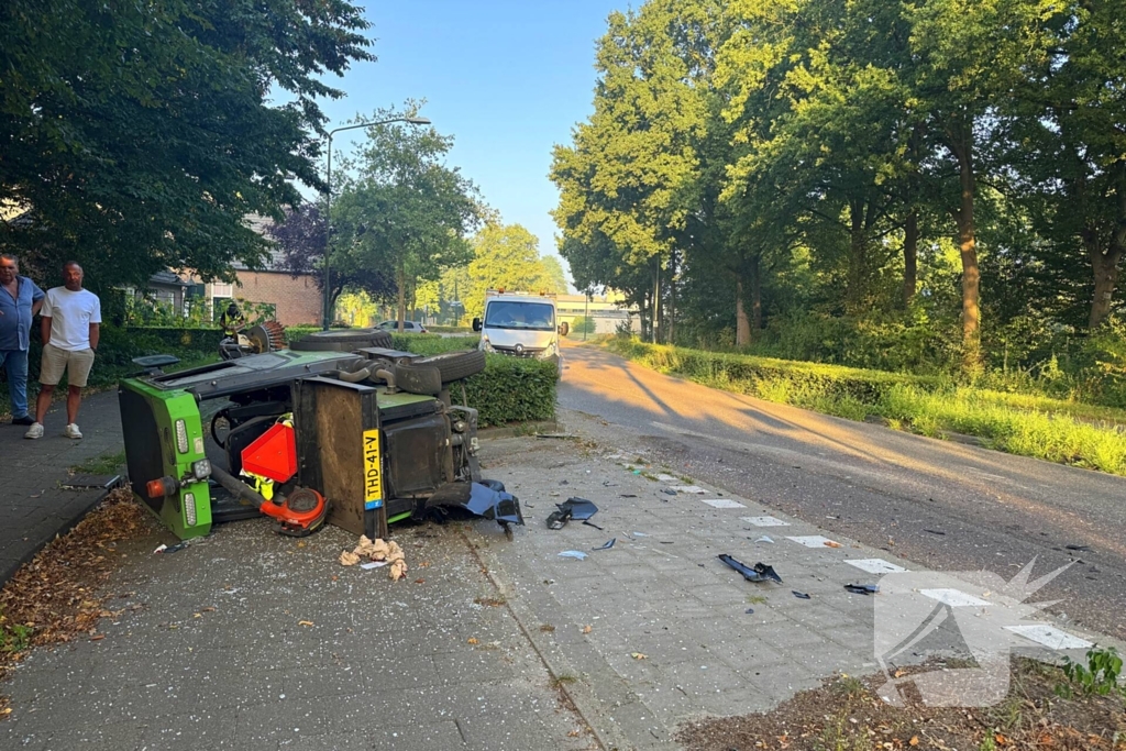 Botsing tussen maaier en bestelbus leidt tot ongeval