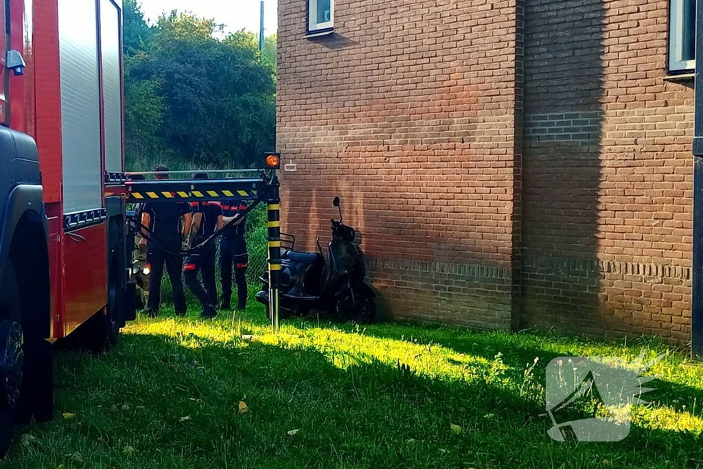 Brandweer haalt scooter boven water