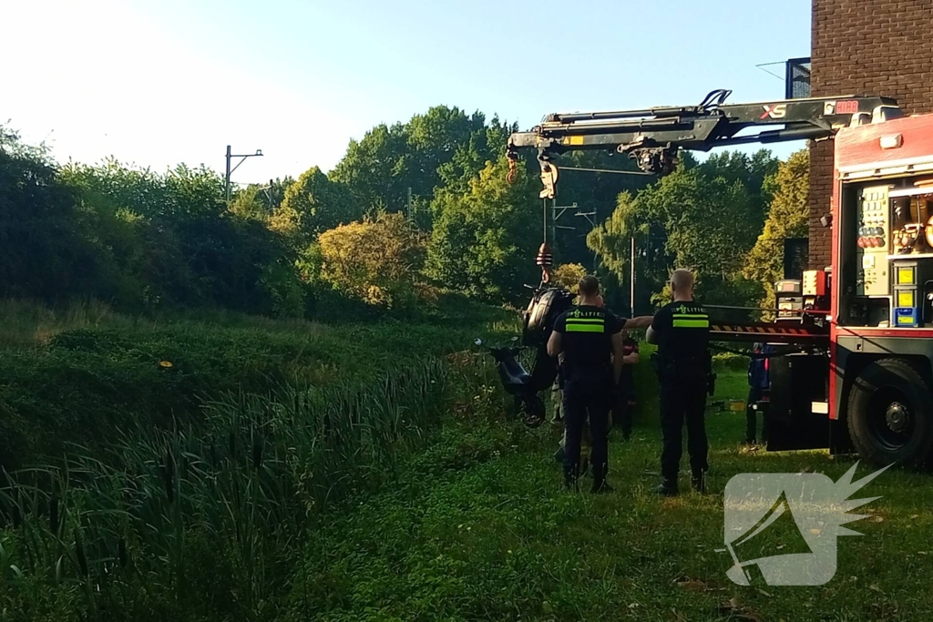 Brandweer haalt scooter boven water