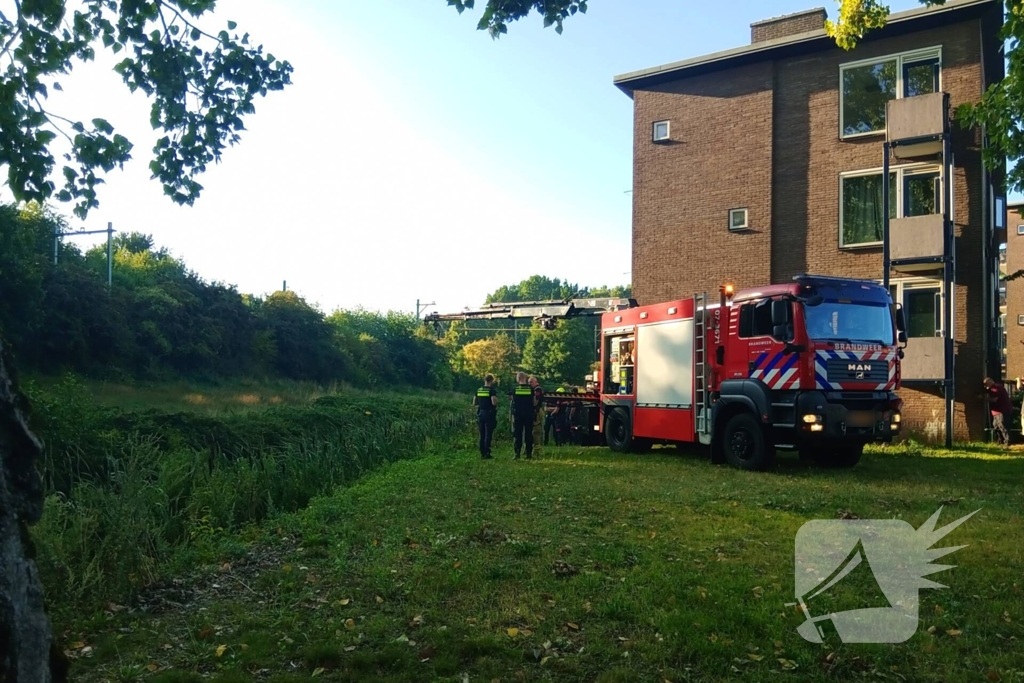 Brandweer haalt scooter boven water