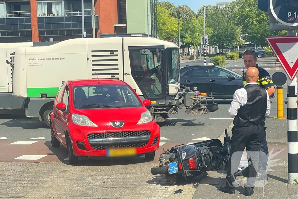 Aanrijding leidt tot hoofdletsel scooterrijdster