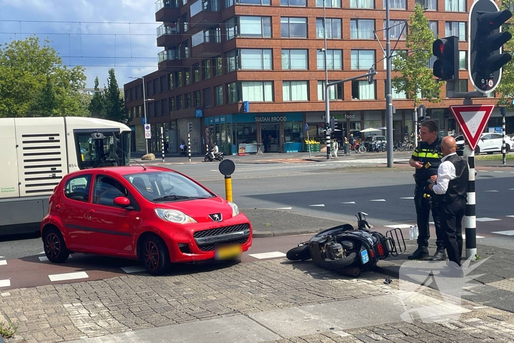 Aanrijding leidt tot hoofdletsel scooterrijdster