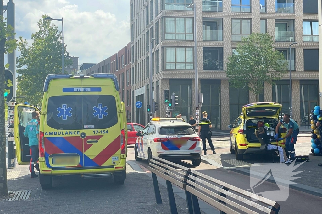 Aanrijding leidt tot hoofdletsel scooterrijdster