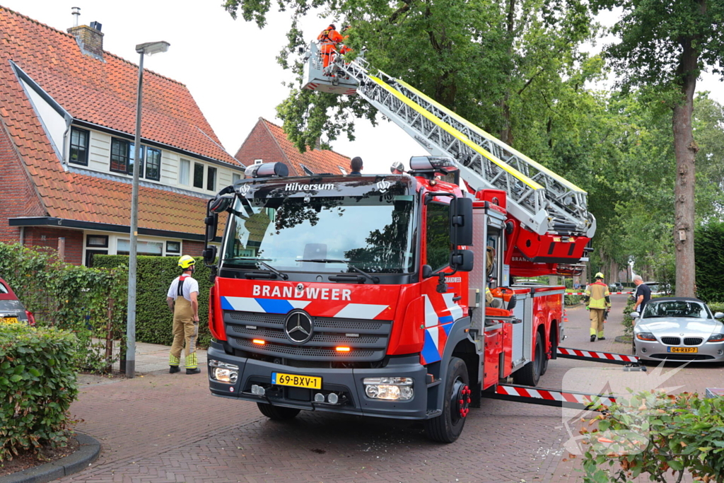 Gevaarlijke tak in boom verwijderd door brandweer