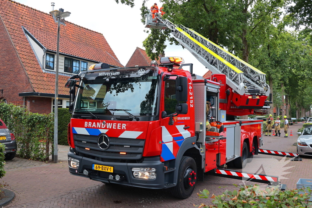Gevaarlijke tak in boom verwijderd door brandweer