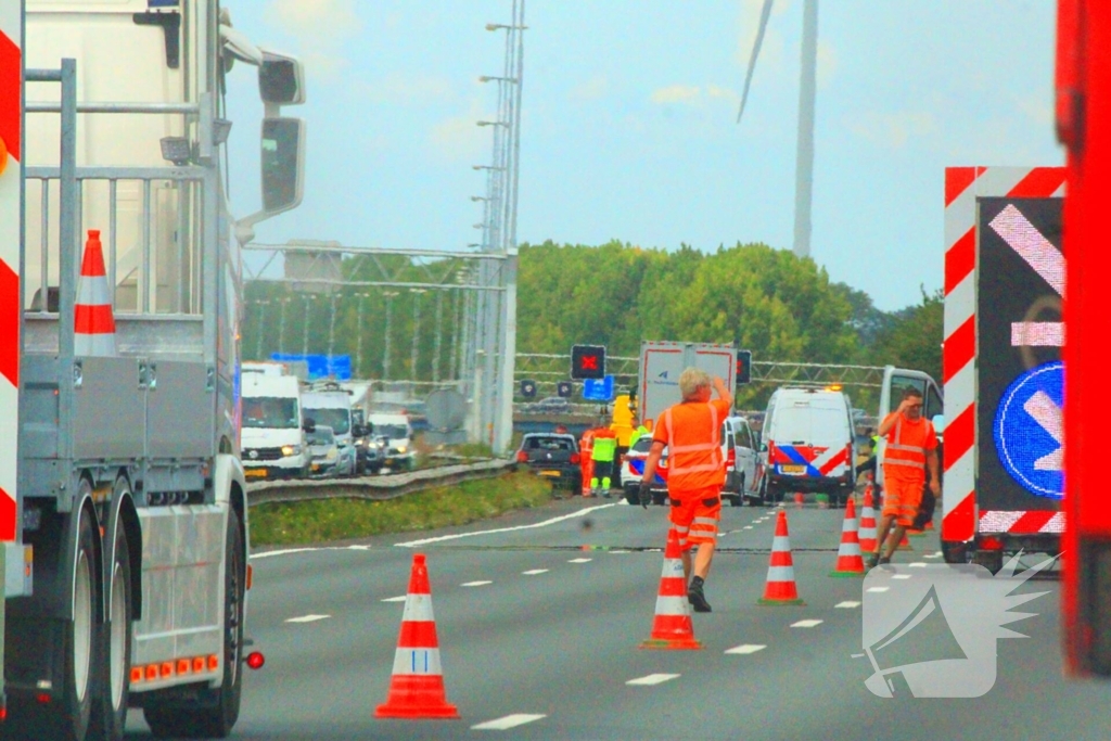 Rijstroken afgesloten na botsing met vrachtwagen