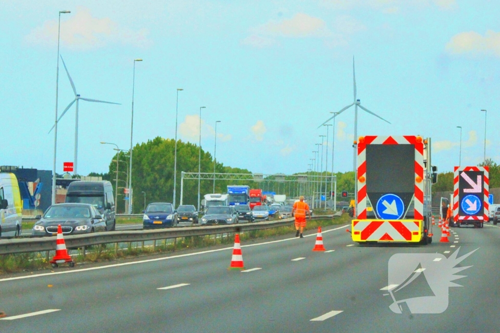 Rijstroken afgesloten na botsing met vrachtwagen