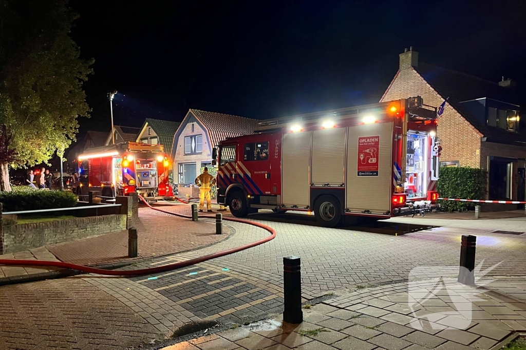 Brandweer schaalt op bij schuurbrand in nachtelijke uren