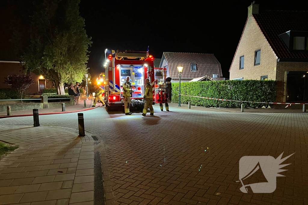 Brandweer schaalt op bij schuurbrand in nachtelijke uren