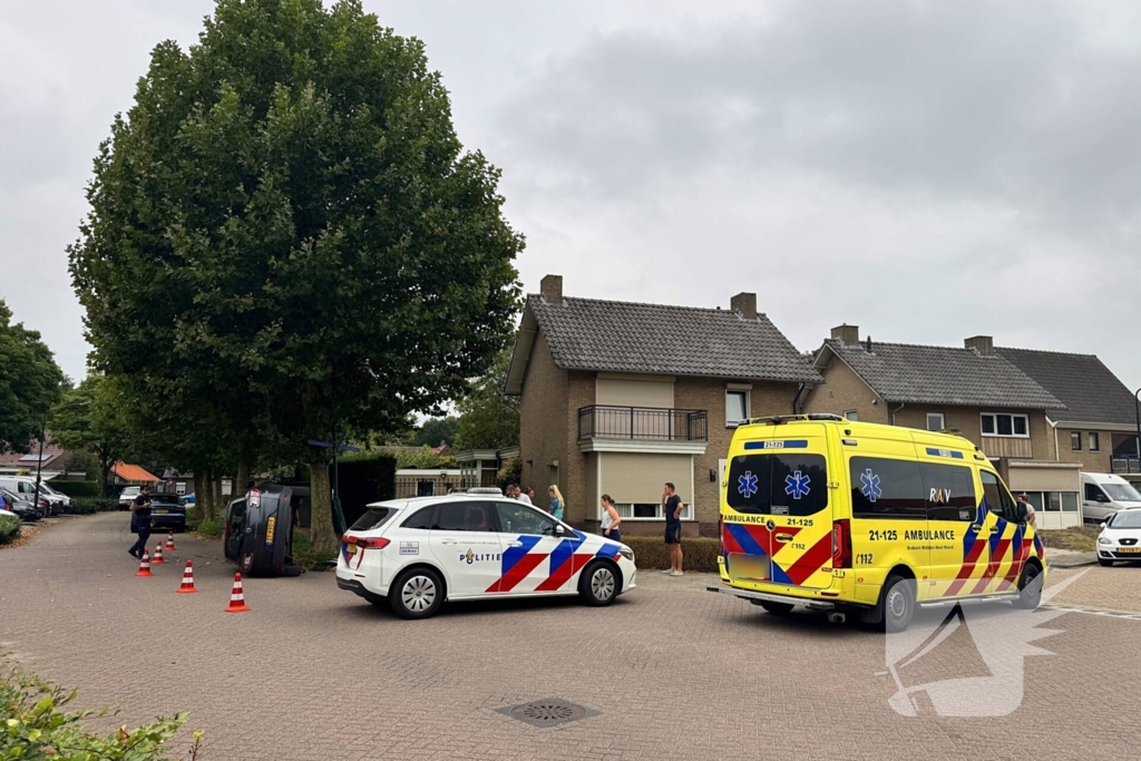 Auto botst tegen lantaarnpaal