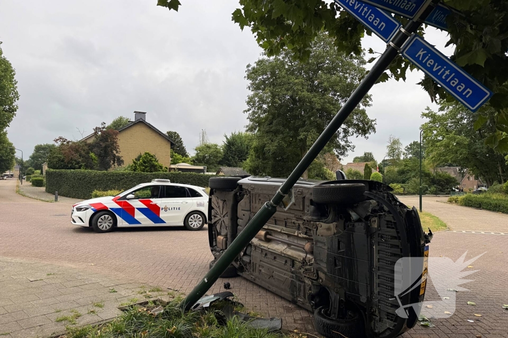 Auto botst tegen lantaarnpaal