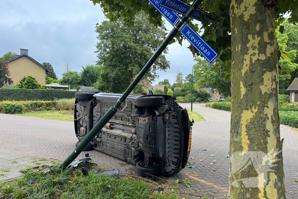 Auto botst tegen lantaarnpaal