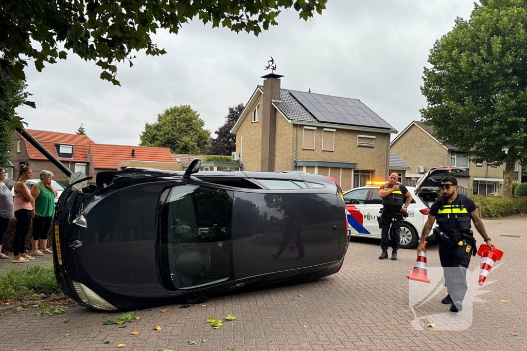 Auto botst tegen lantaarnpaal