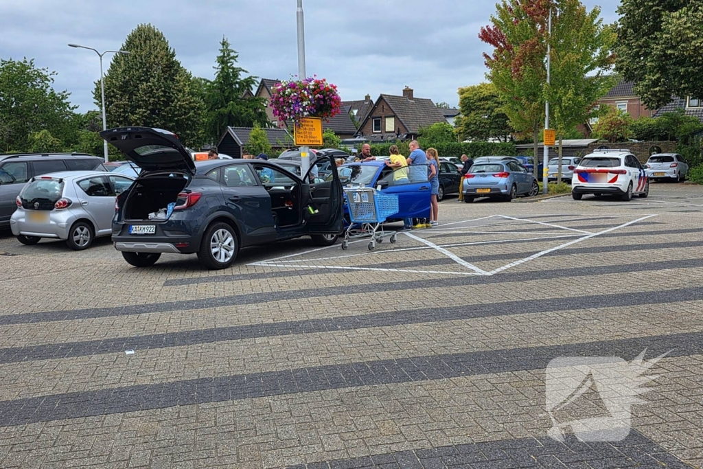 Brommobiel botst op geparkeerde auto