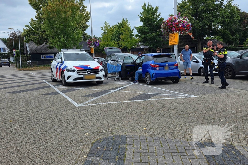 Brommobiel botst op geparkeerde auto