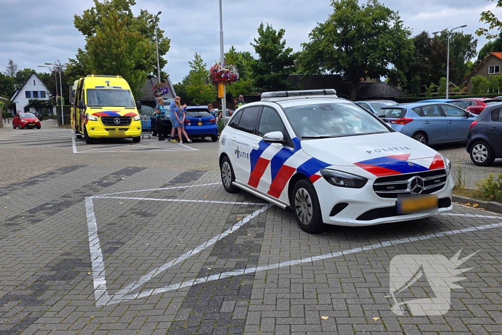 Brommobiel botst op geparkeerde auto
