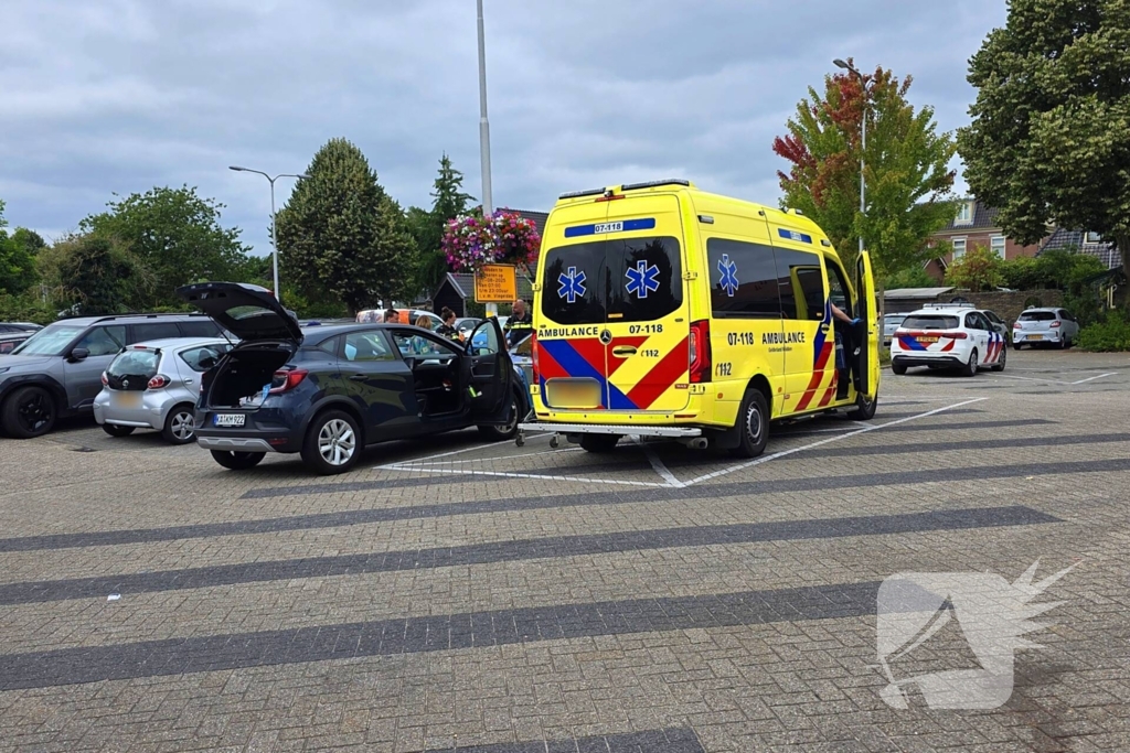 Brommobiel botst op geparkeerde auto