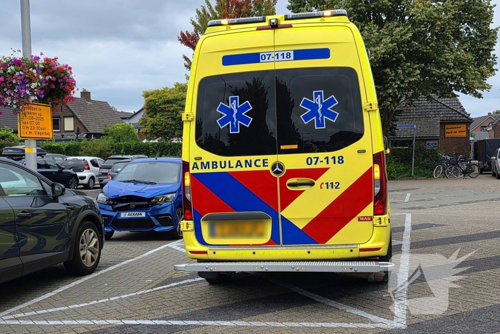 Brommobiel botst op geparkeerde auto