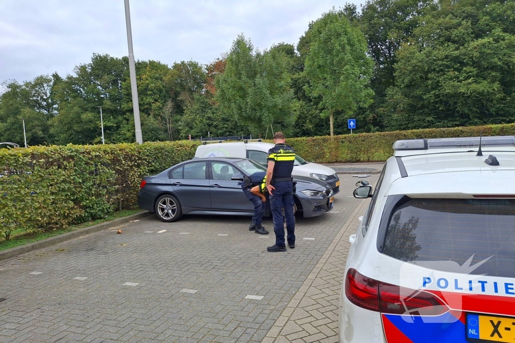 Politie onderzoekt auto zonder voorwiel