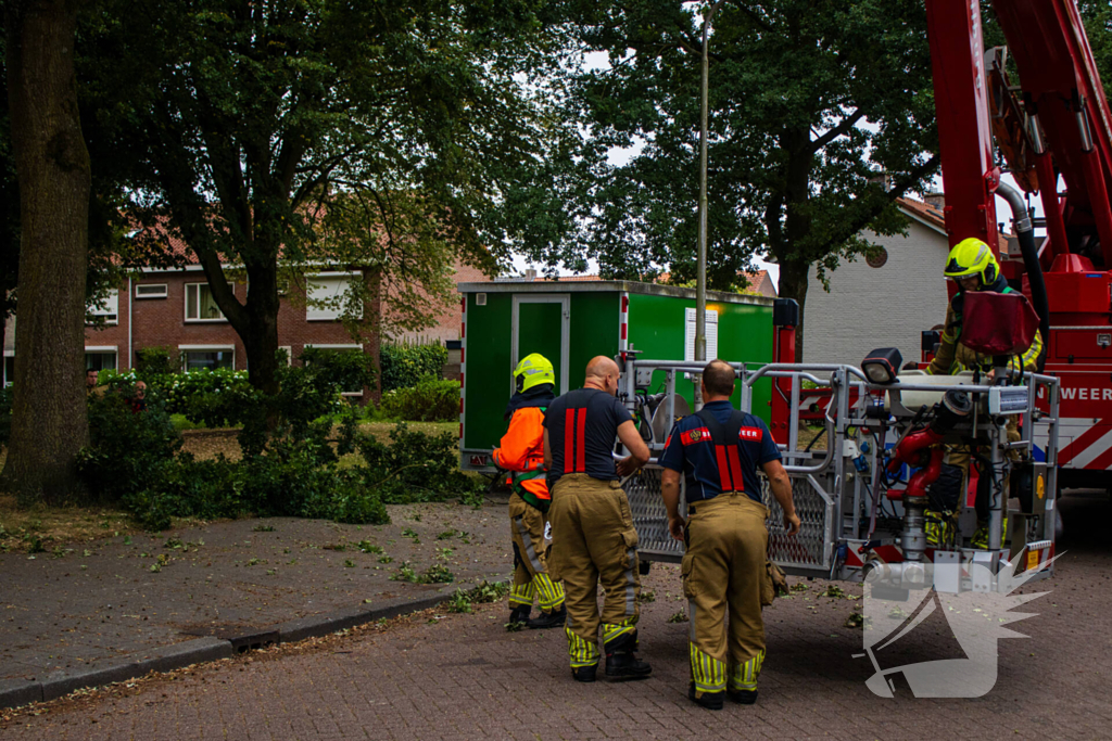 Brandweer verwijdert loshangende takken