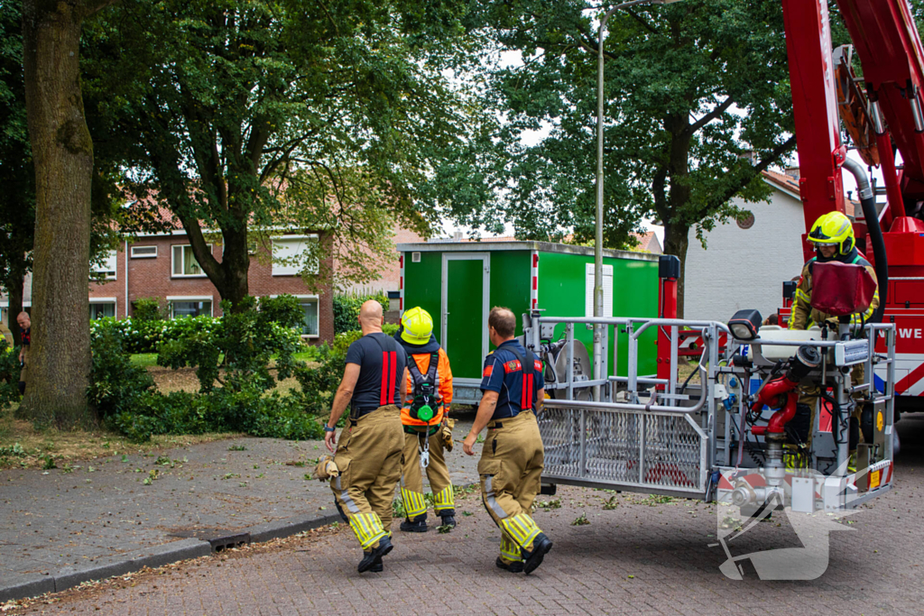 Brandweer verwijdert loshangende takken