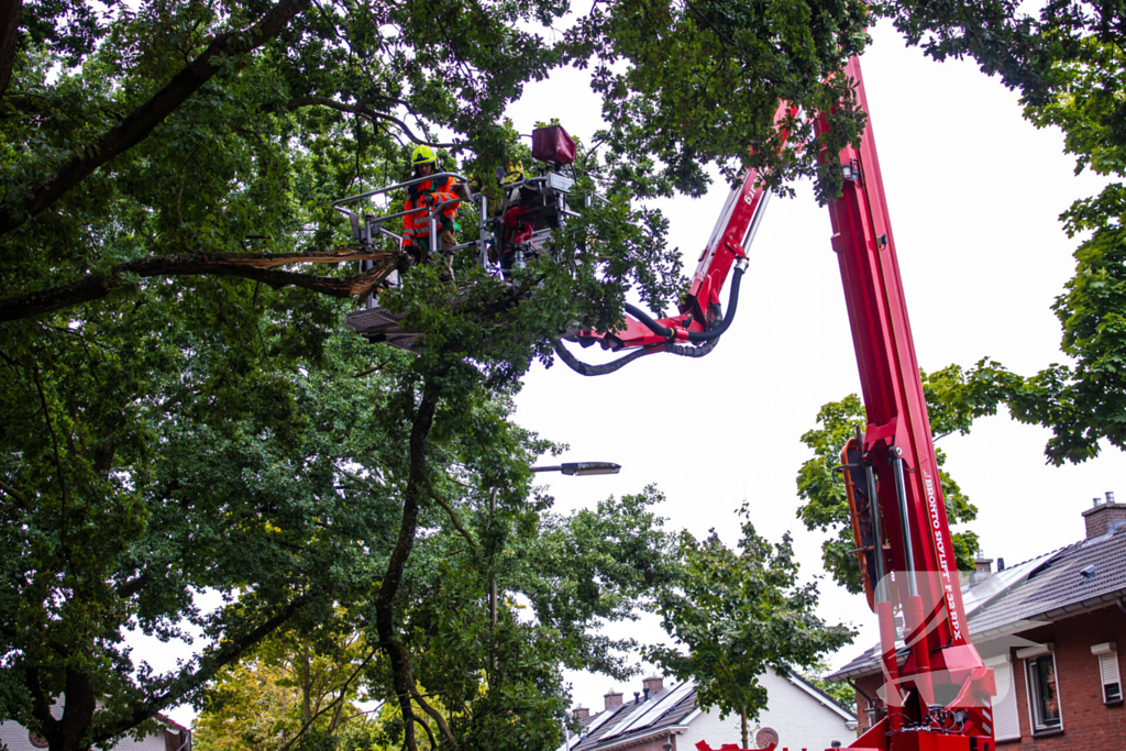 Brandweer verwijdert loshangende takken