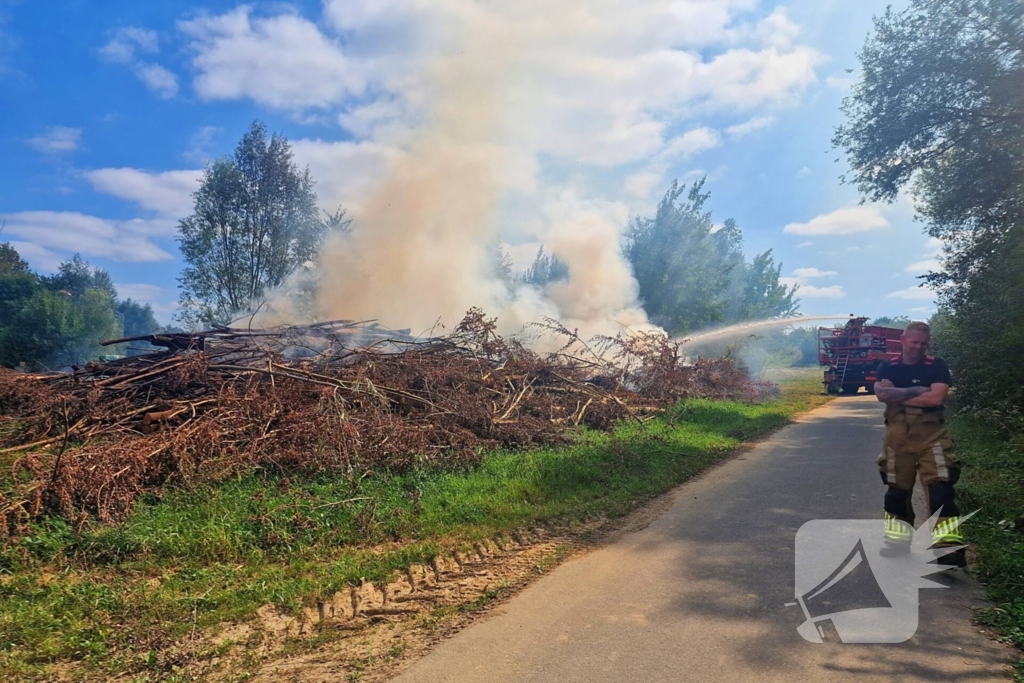Stapel gesnoeid hout in brand