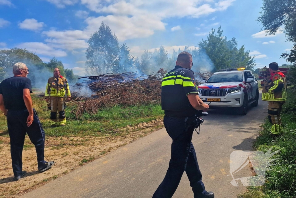 Stapel gesnoeid hout in brand