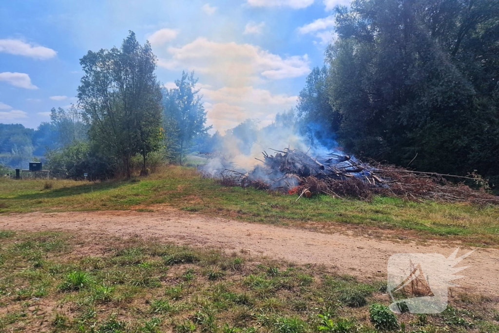 Stapel gesnoeid hout in brand