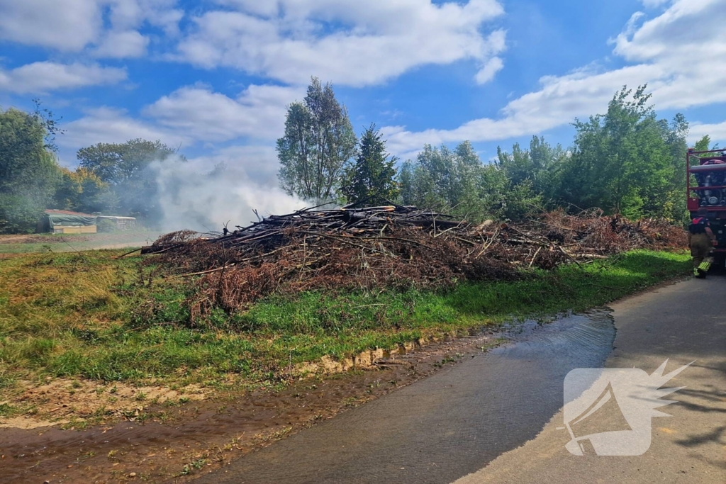 Stapel gesnoeid hout in brand