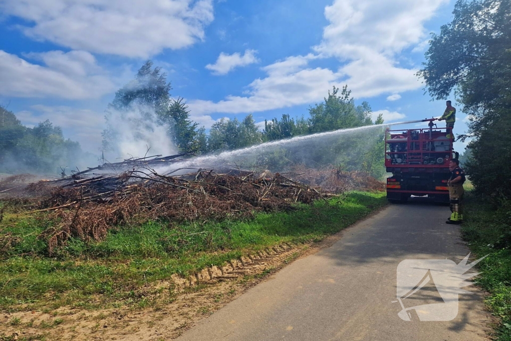 Stapel gesnoeid hout in brand