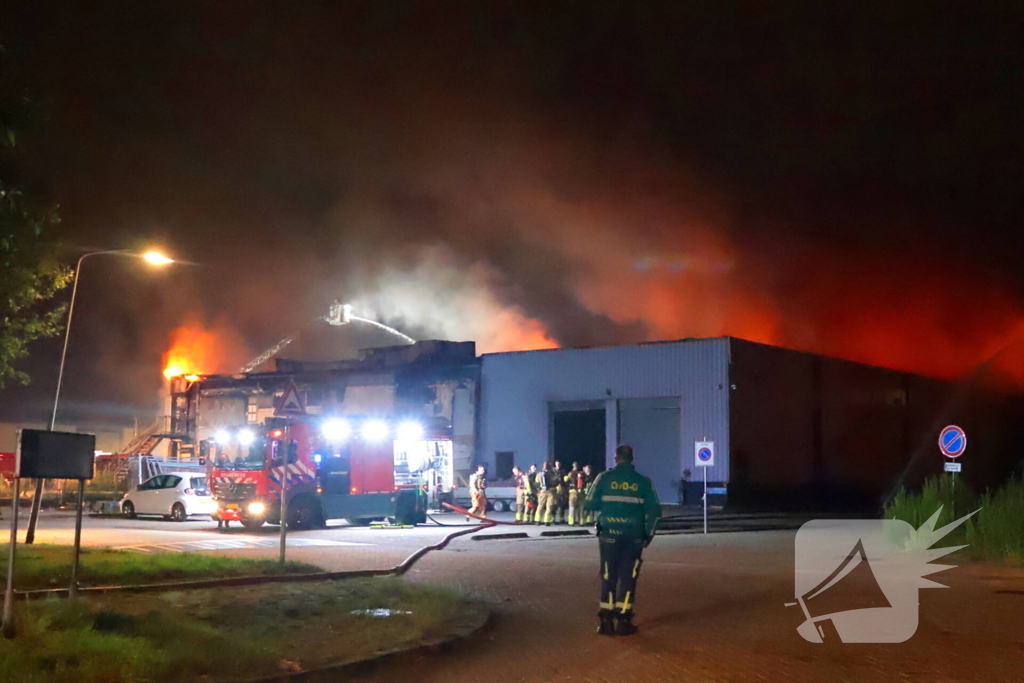 Grote brand in slooppand vergt grote inzet van brandweer