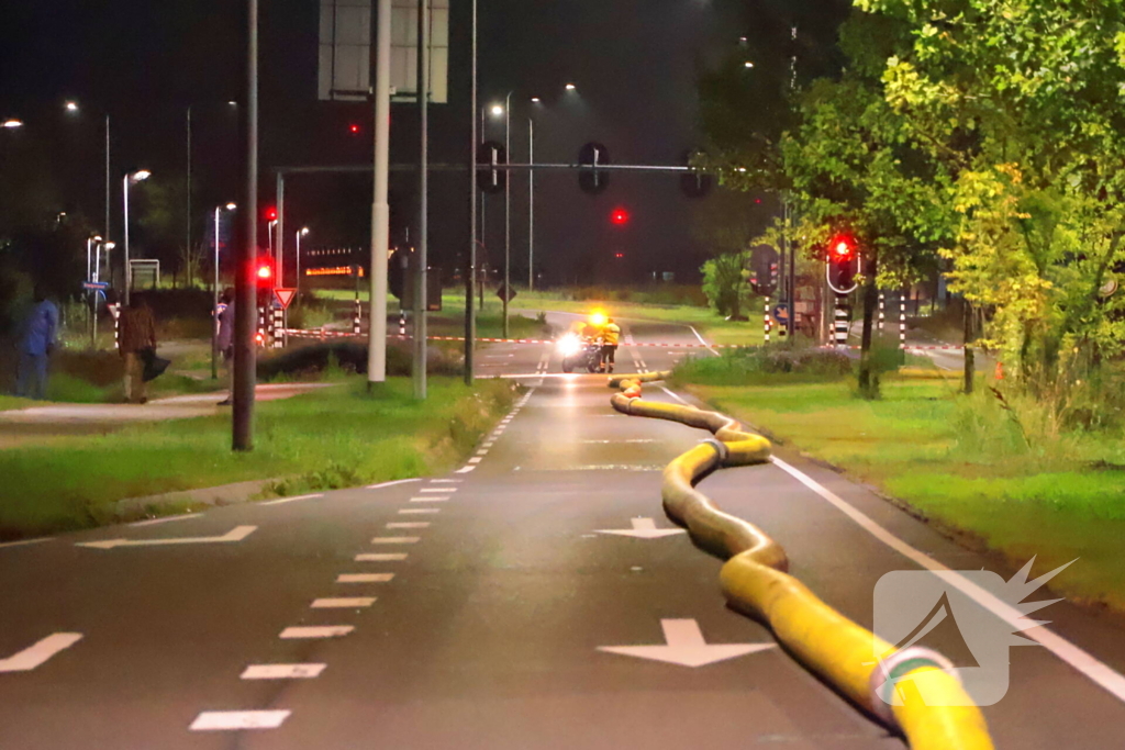 Grote brand in slooppand vergt grote inzet van brandweer