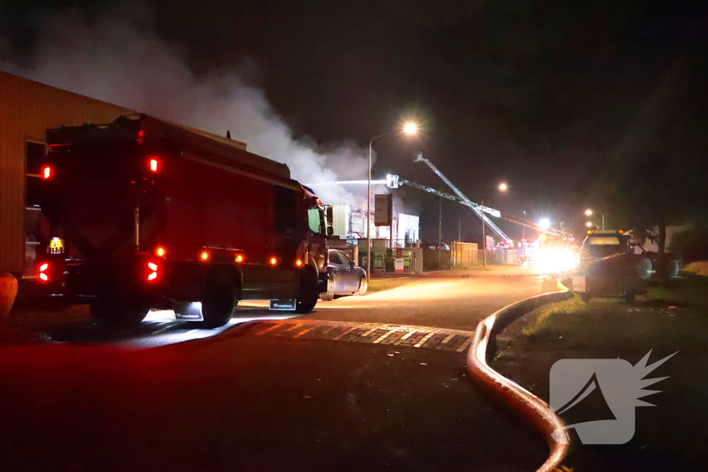 Grote brand in slooppand vergt grote inzet van brandweer