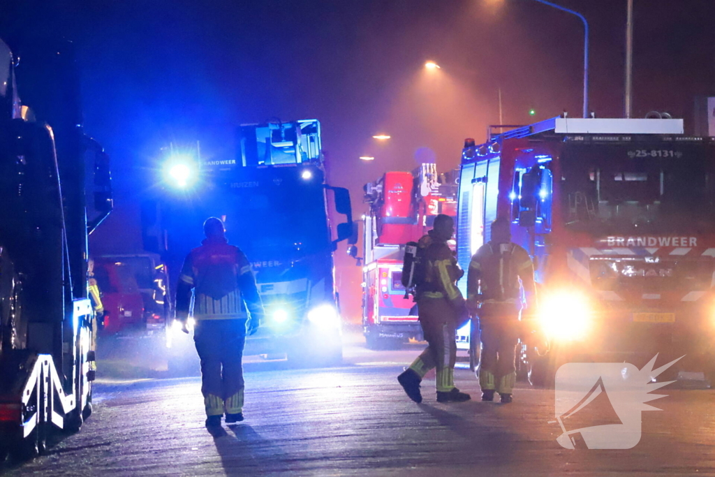 Grote brand in slooppand vergt grote inzet van brandweer