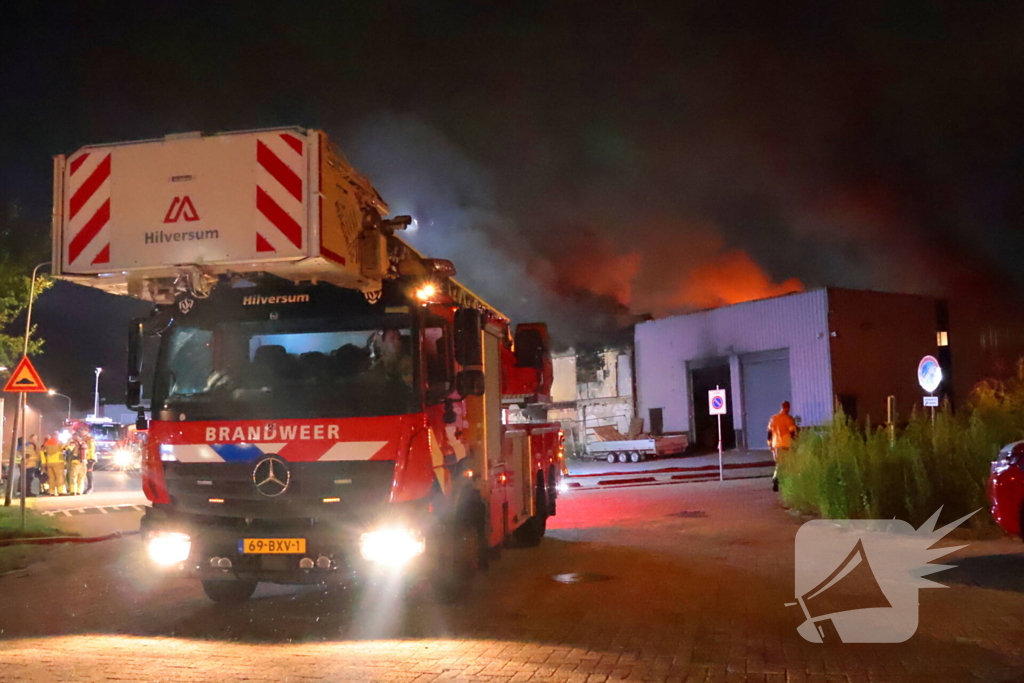 Grote brand in slooppand vergt grote inzet van brandweer