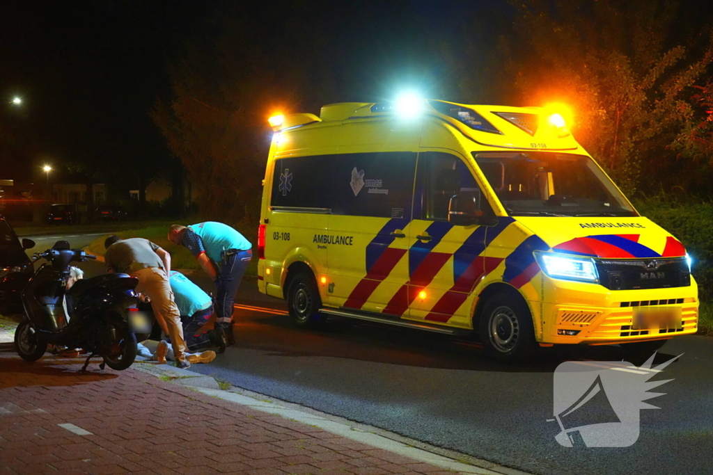 Scooterrijder onderuit in bocht