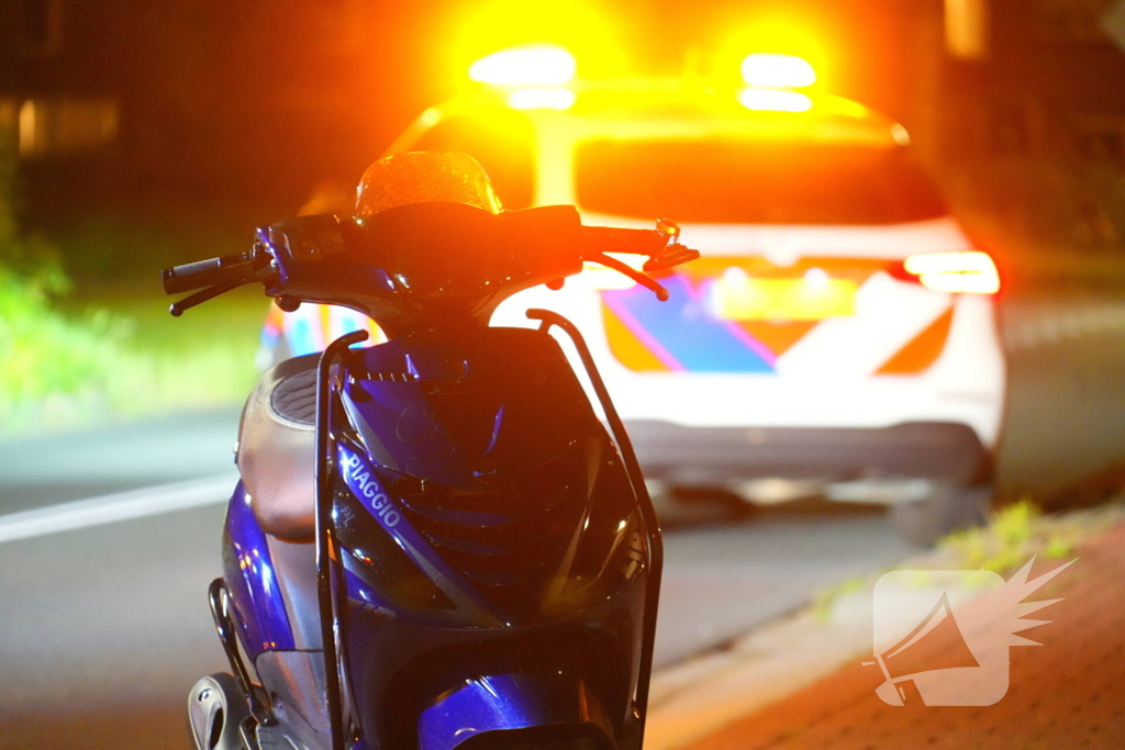 Scooterrijder onderuit in bocht