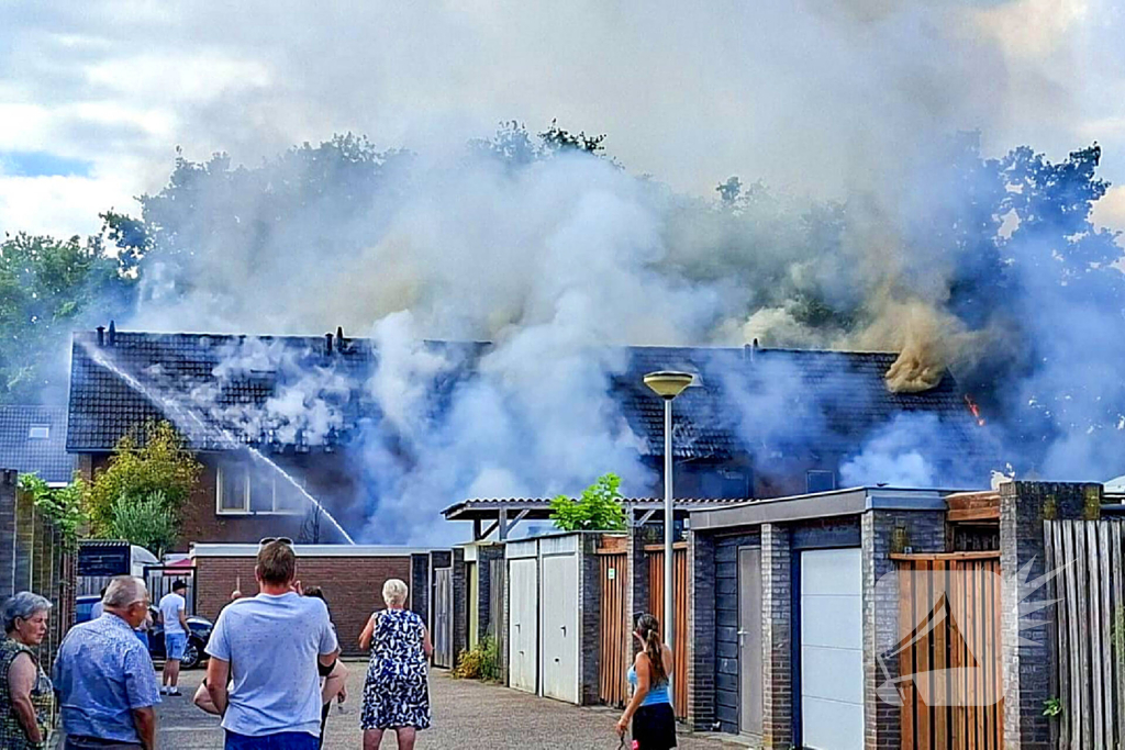 Vlammenzee slaat over naar woningen