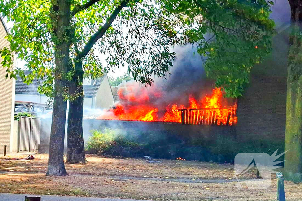 Vlammenzee slaat over naar woningen