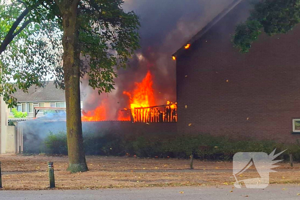 Vlammenzee slaat over naar woningen