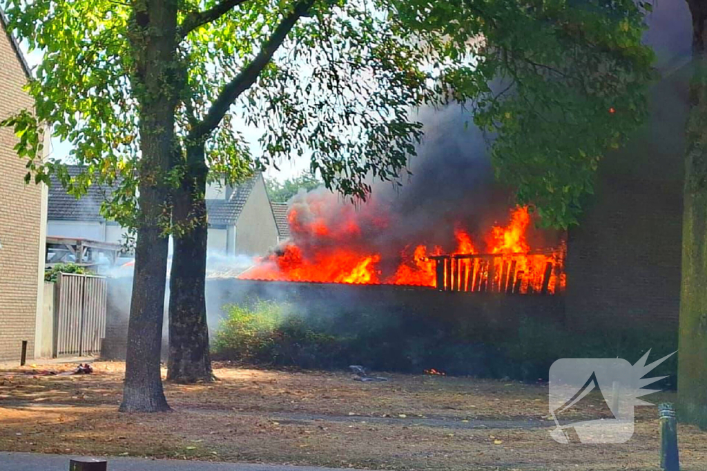 Vlammenzee slaat over naar woningen