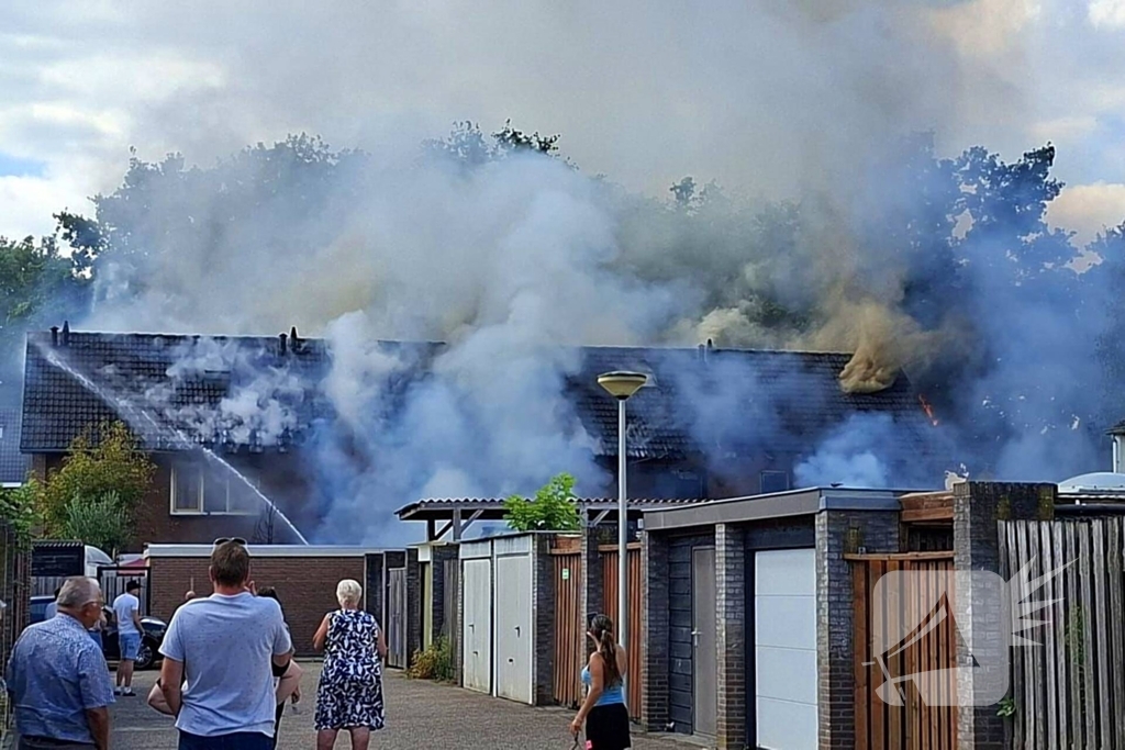 Vlammenzee slaat over naar woningen