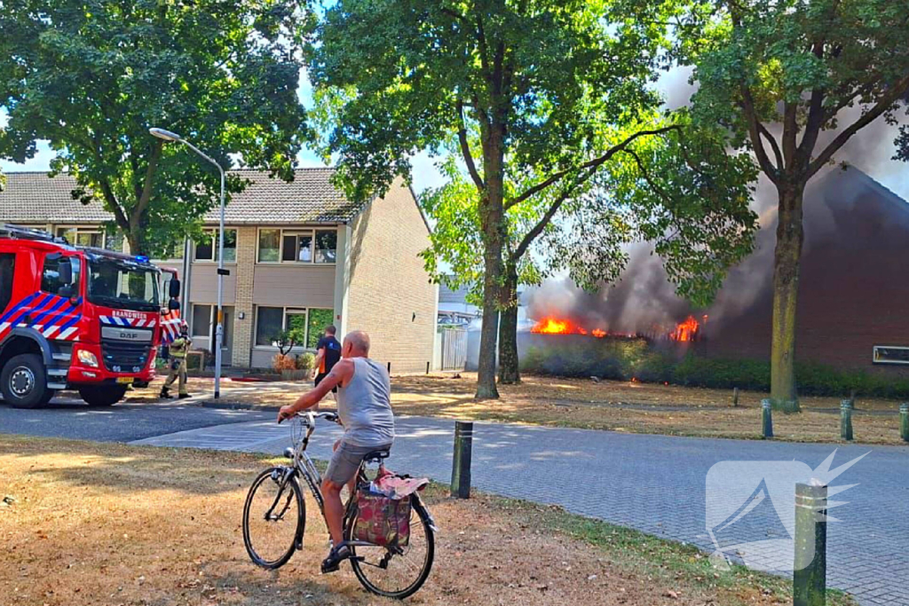 Vlammenzee slaat over naar woningen