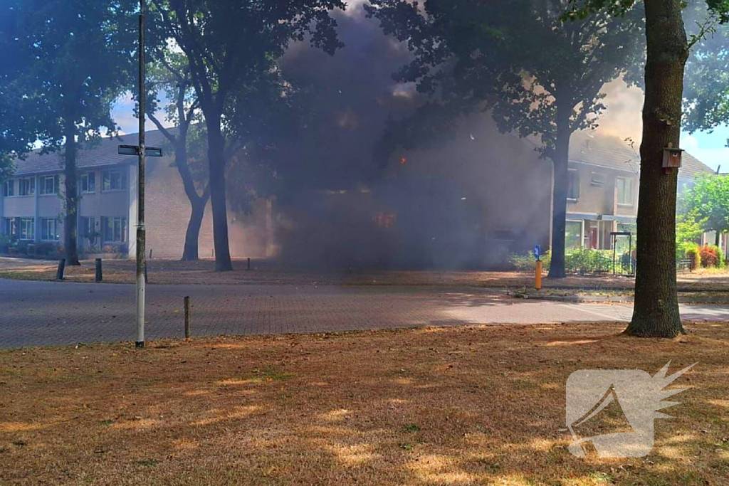 Vlammenzee slaat over naar woningen
